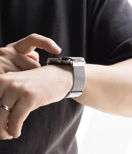 Apple Watch 8/9/10/11/12/SE/Ultra 44/45/46/49 mm ezüst Ringke Metal One Mesh milánói acél óraszíj