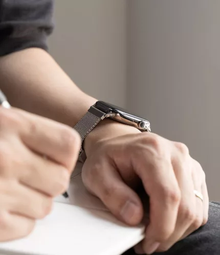 Apple Watch 8/9/10/11/12/SE/Ultra 44/45/46/49 mm ezüst Ringke Metal One Mesh milánói acél óraszíj