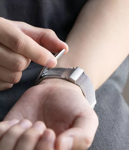 Apple Watch 8/9/10/11/12/SE/Ultra 44/45/46/49 mm ezüst Ringke Metal One Mesh milánói acél óraszíj